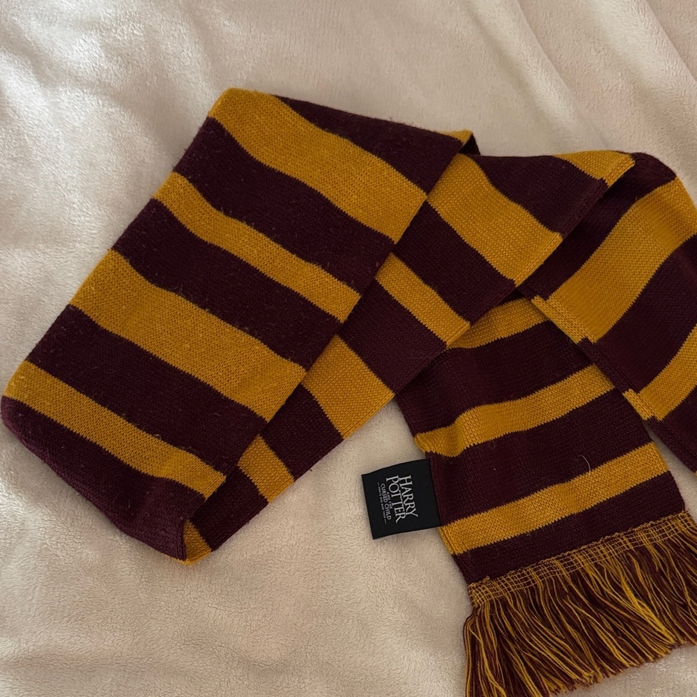 harry potter gryffindor scarf (the cursed child on broadway)